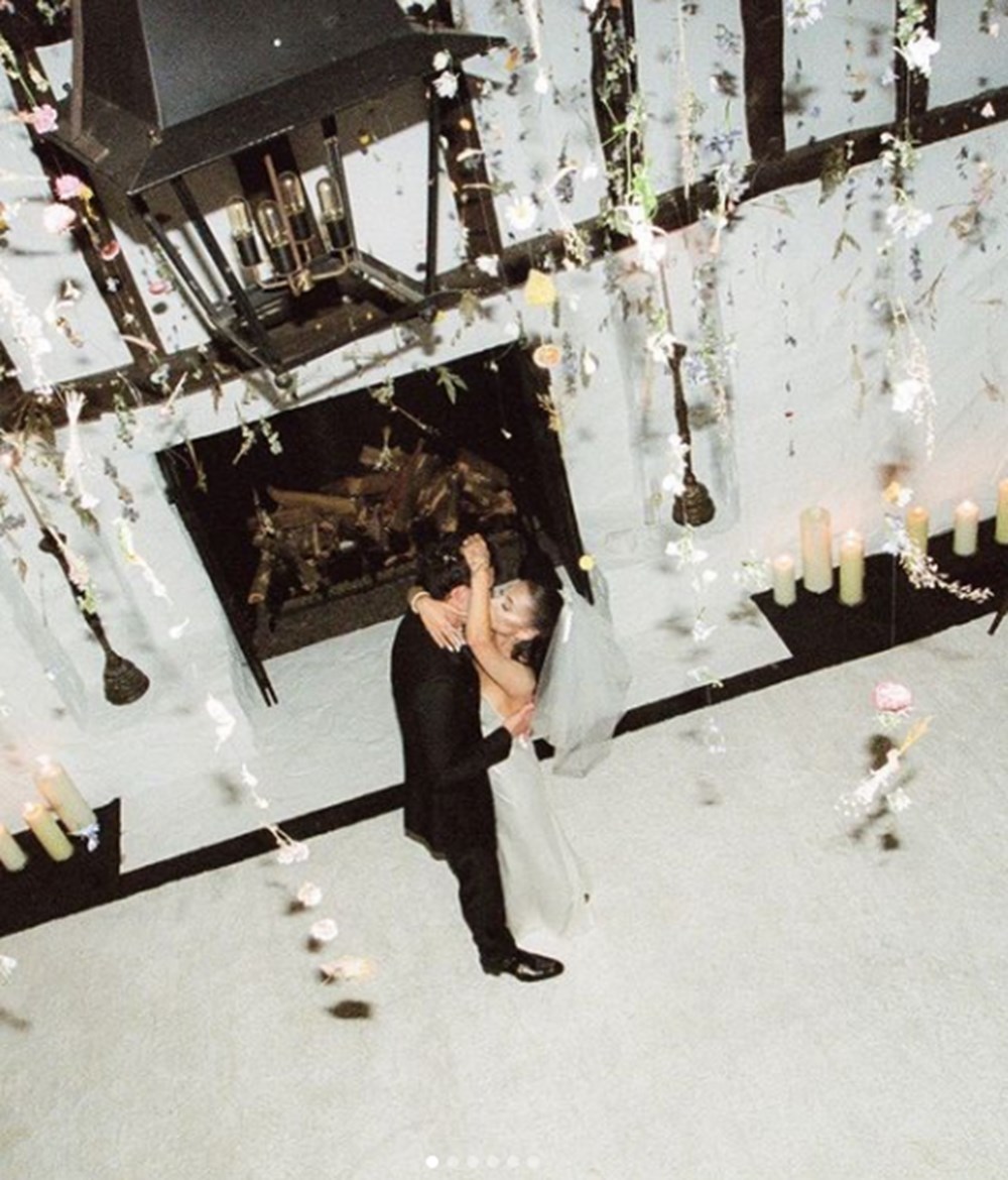 Ariana Grande düğününden fotoğrafları paylaştı