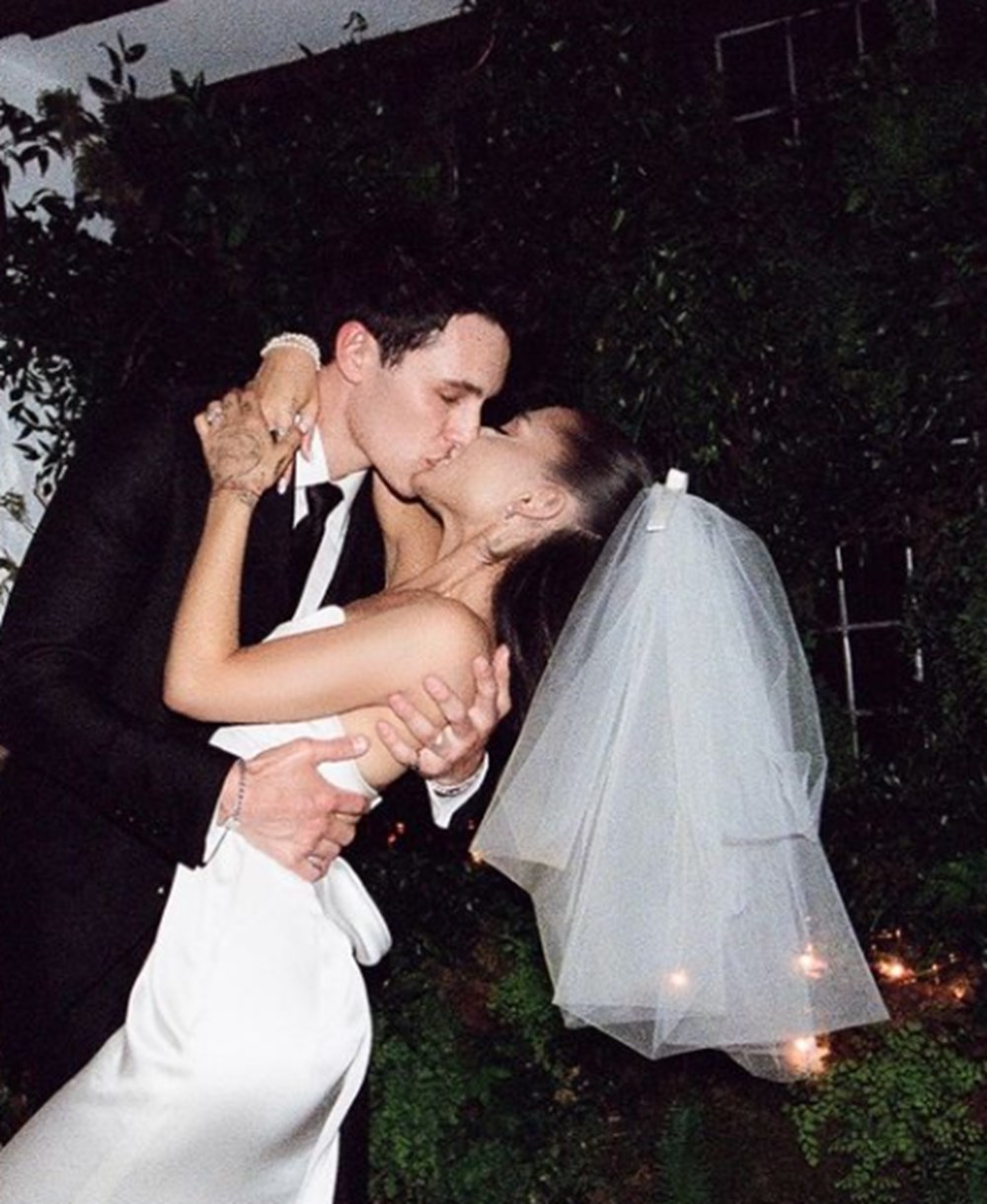 Ariana Grande düğününden fotoğrafları paylaştı