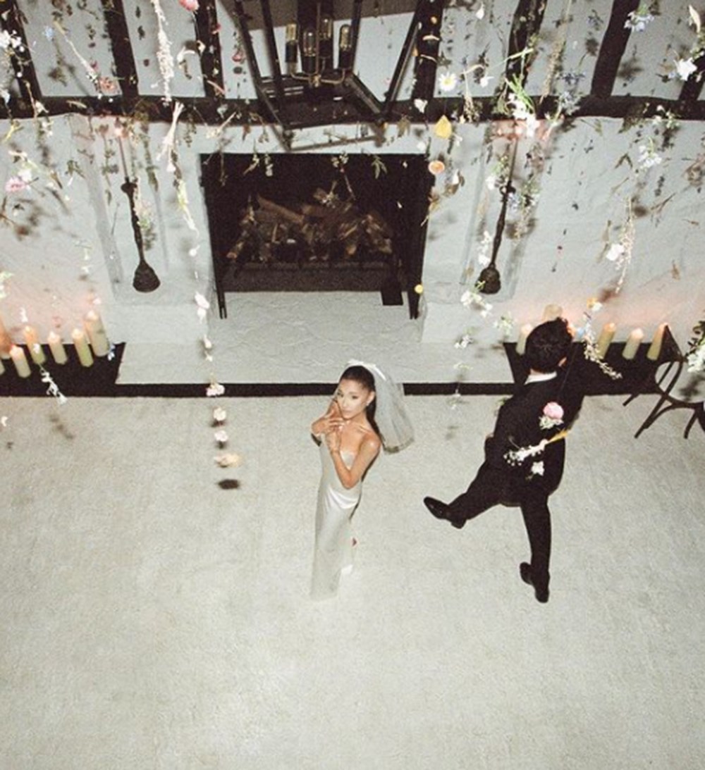 Ariana Grande düğününden fotoğrafları paylaştı