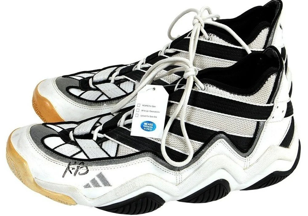 Kobe Bryant'ın ilk NBA ayakkabısı açık artırmaya çıkarılıyor