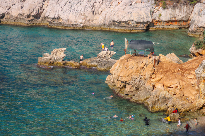 Akdeniz'de korsanların saklandığı koya turist akını