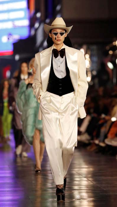 Gucci'nin Yıldızlarla Dolu Defilesi Hollywood'da Parladı