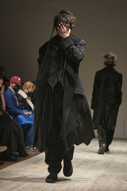 Gotik Esintiler: Yohji Yamamoto Sonbahar Kış 22 Koleksiyonu