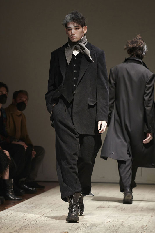 Gotik Esintiler: Yohji Yamamoto Sonbahar Kış 22 Koleksiyonu