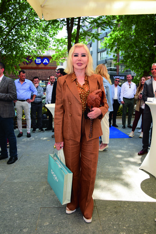 Özel koleksiyon için ünlü isimler ressam oldu