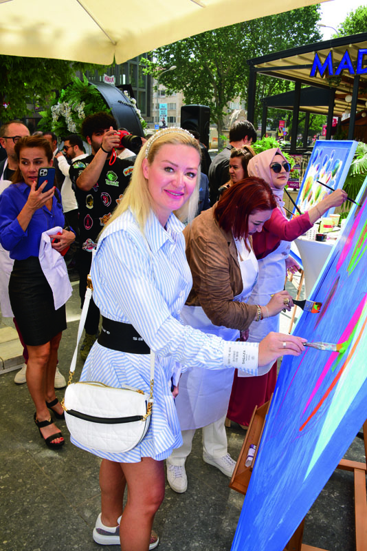 Özel koleksiyon için ünlü isimler ressam oldu