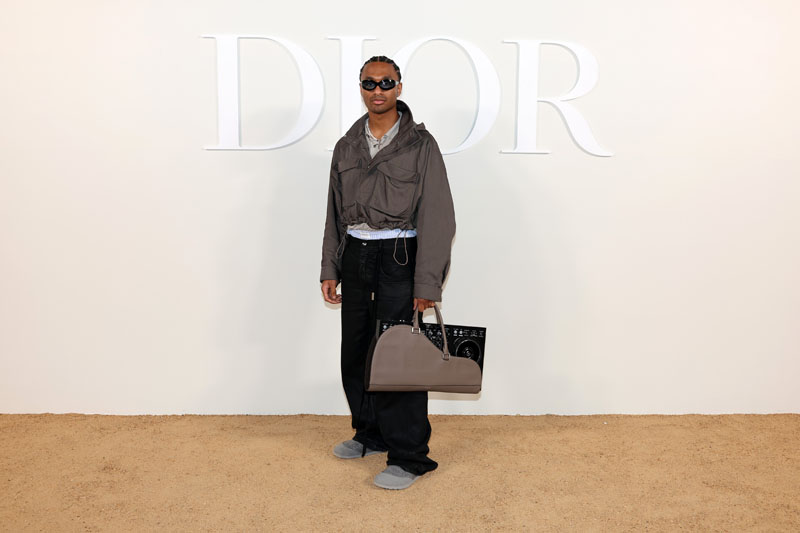 Kim Jones imzalı Dior Erkek Sonbahar 2023 Defilesinde Yıldızlar Geçidi