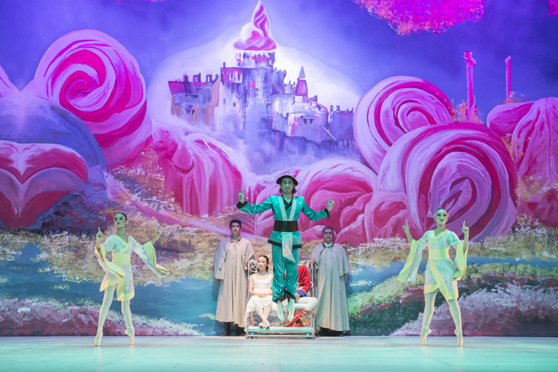 Antalya Devlet Opera ve Balesi "Fındıkkıran" balesini sahneledi