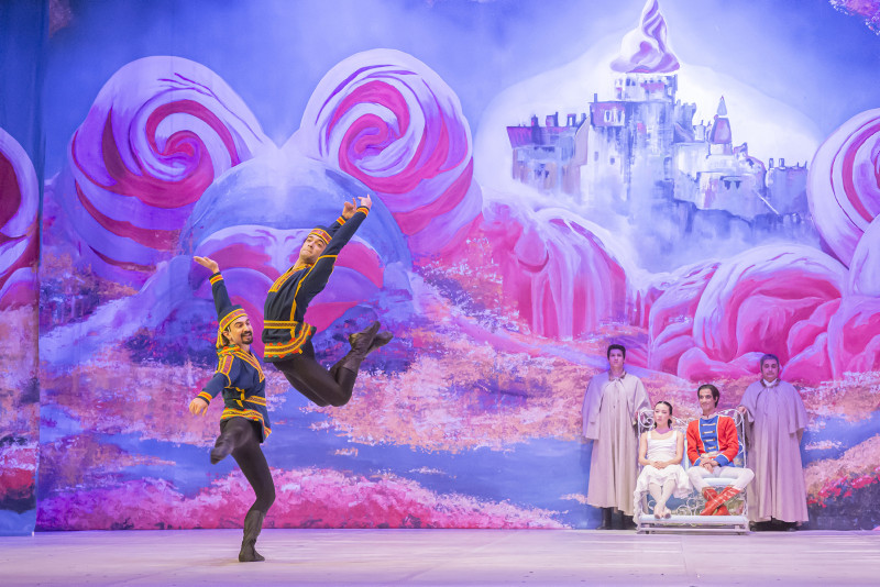 Antalya Devlet Opera ve Balesi "Fındıkkıran" balesini sahneledi