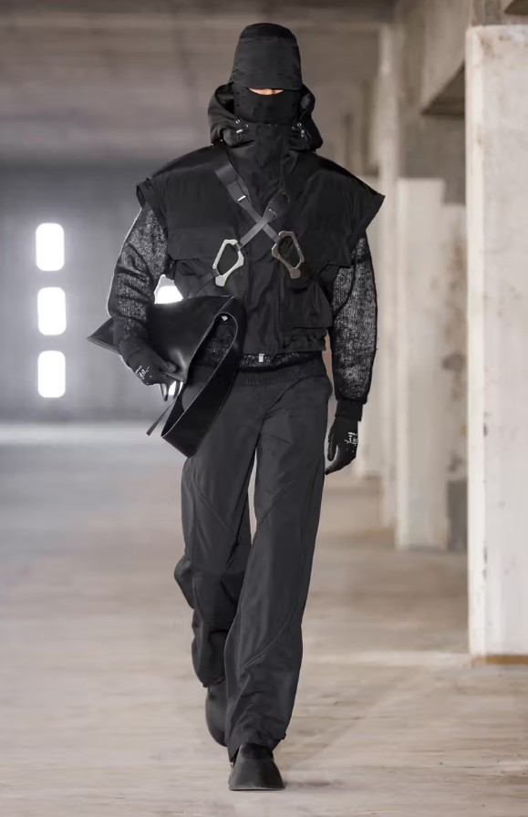 HELIOT EMIL Paris'i Ateşe Verdi