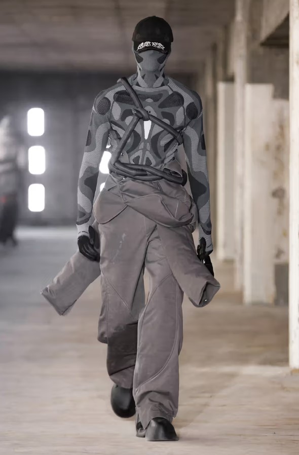 HELIOT EMIL Paris'i Ateşe Verdi