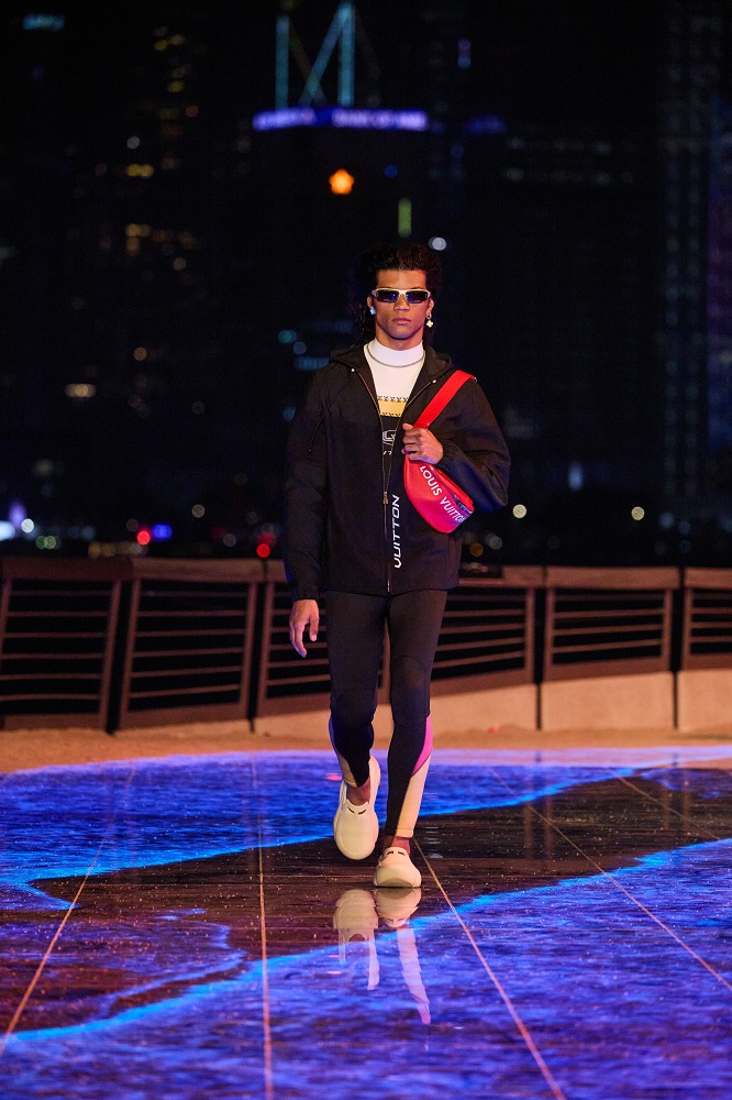 Pharrell Williams’lı Louis Vuitton’dan Hong Kong Çıkartması