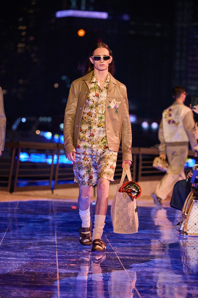 Pharrell Williams’lı Louis Vuitton’dan Hong Kong Çıkartması