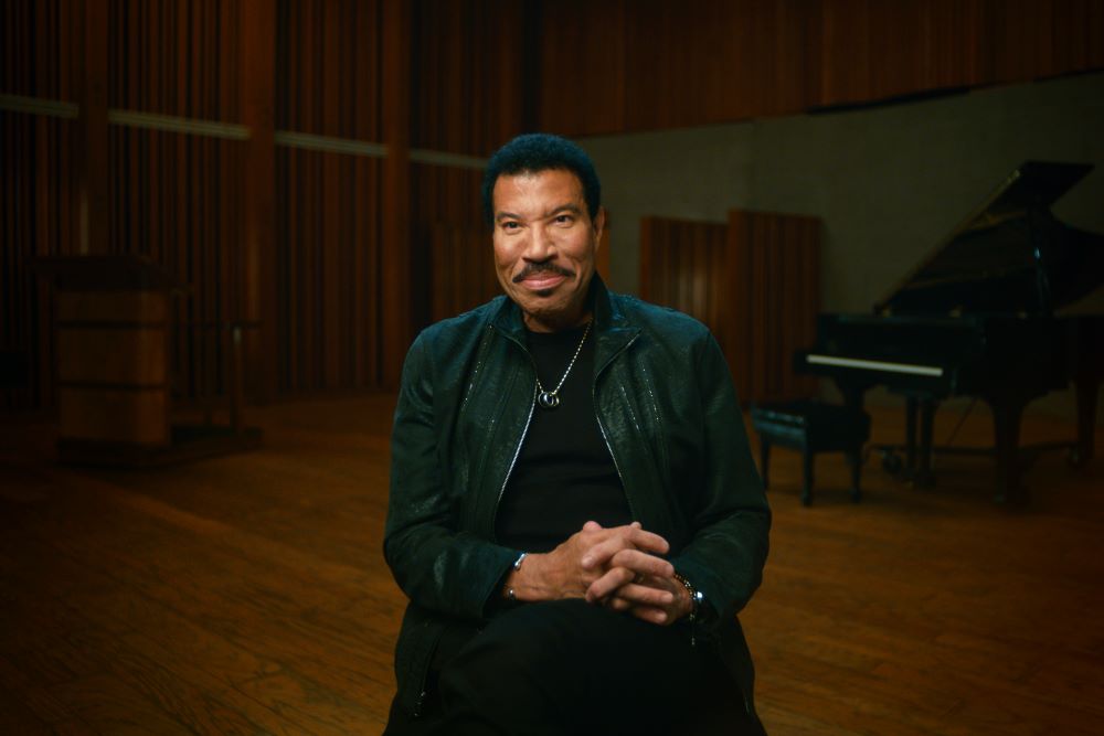 3.	We Are the World’ün stüdyo oturumu Richie’yi o kadar etkisi altına aldı ki ona hem sunuculuğunu üstlenip hem de ödül aldığı Amerikan Müzik Ödülleri’ni unutturdu.