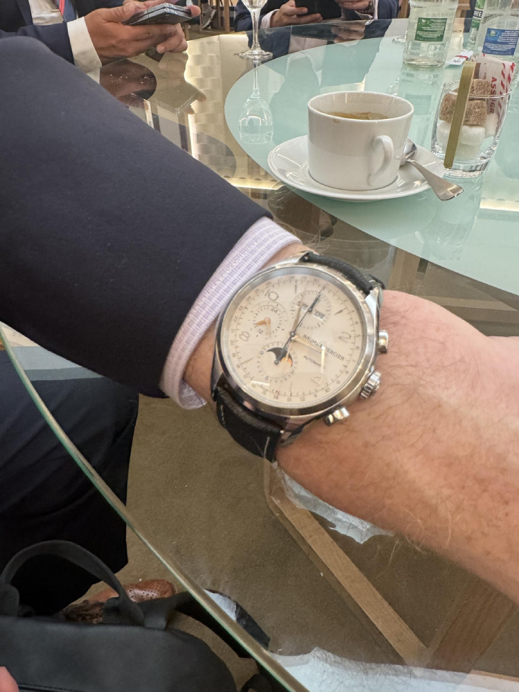 6. Keith Metcalfe, eBay Avrupa lüks ürünler direktörü Baume & Mercier Clifton Automatic Calendar Moon-Phase Chronograph