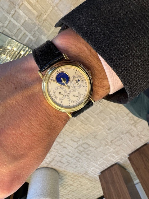 2. Michel Navas, La Fabrique du Temps Louis Vuitton'un kurucu ortağı ve saat ustası Gérald Genta Triple Calendar Moonphase, sarı altın