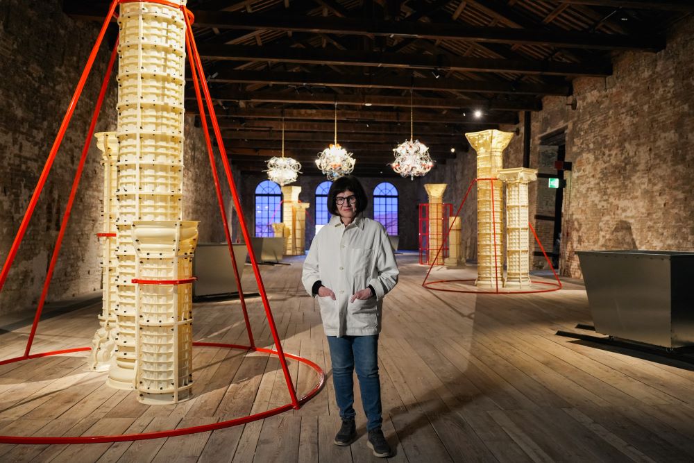 Türk Pavyonu’nda Gülsün Karamustafa’nın “Oyuk ve Kırık Dökük: Bir Dünya Hâli” adlı eseri sergileniyor