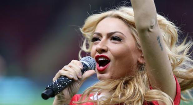 Dikkat sahada Hadise var!