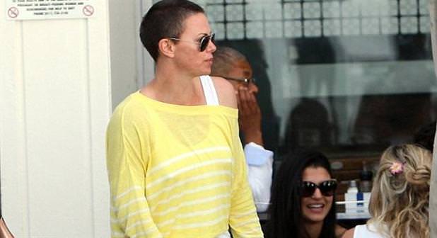 Sen git saçlarını kestir, bir de koyulaştır!