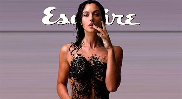 Üzerinden havyar yenen kadın