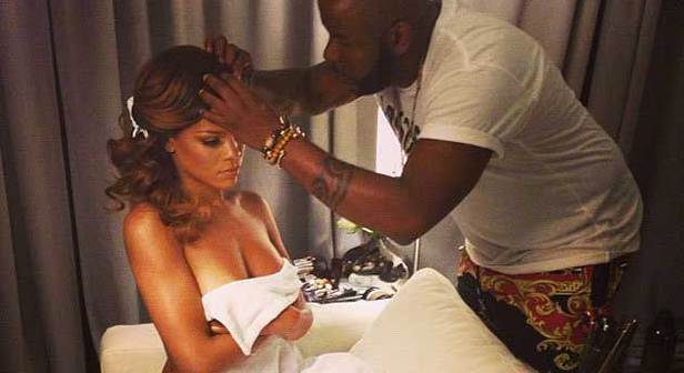 Rihanna yine çıplak!