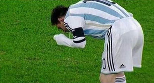 Messi dayanamadı kustu!