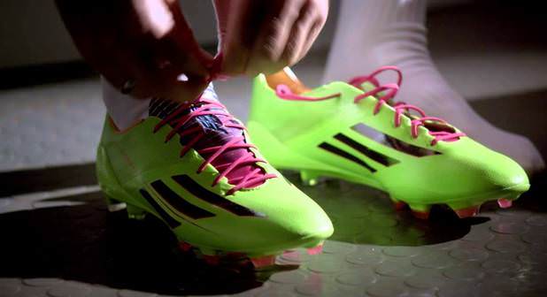 Adidas 'Adizere f50' ile yeşil sahalarda hızınıza hız katın!