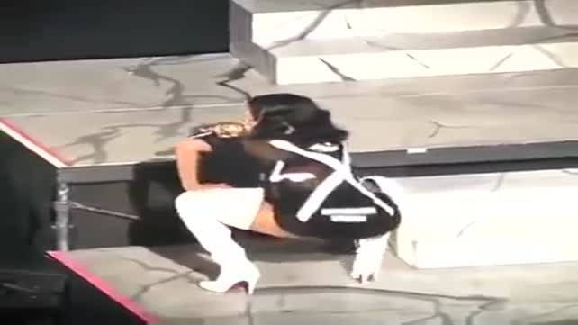 Rihanna sahnede coştu