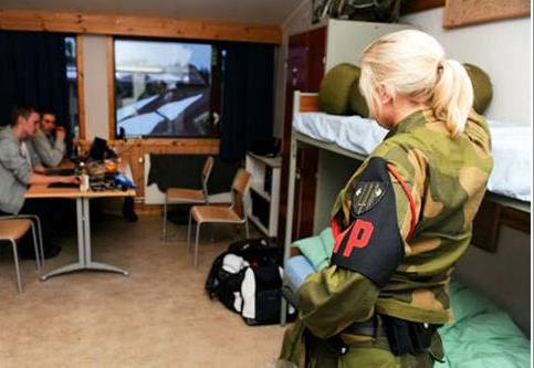 Kadınlarla erkekler aynı koğuşta