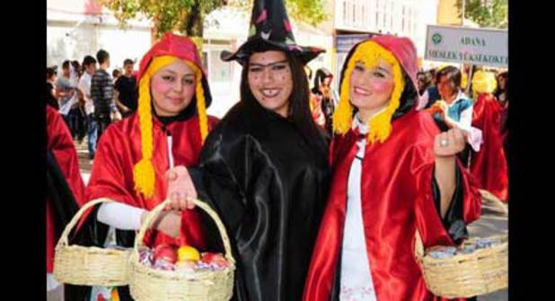 Adana Portakal Çiçeği Karnavalı Rio’yu Aratmadı