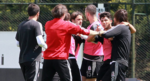 Beşiktaş'ta yumruklar havada uçuştu!