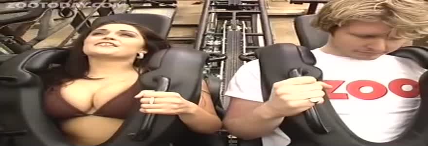 Seksi aktris Casey Batchelor Roller Coaster'a binerse