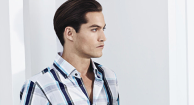 Sabri Özel, çizgi ve ekose detaylı gömlekleriyle erkeklerin şıklığına ortak oluyor