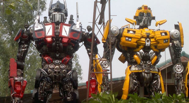 Eski araba parçalarından Transformers robotlarını yaptı