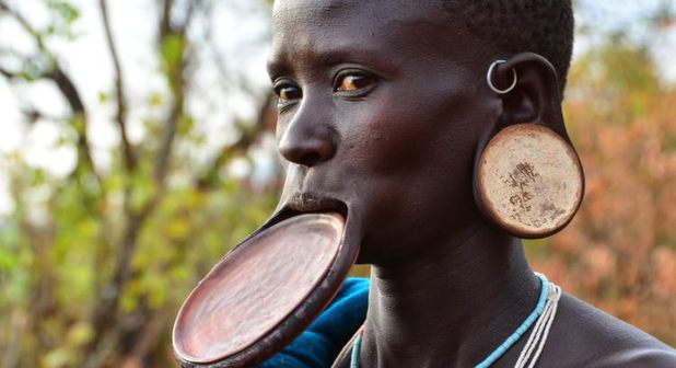 Farklı bir inanış: Dudak plakaları