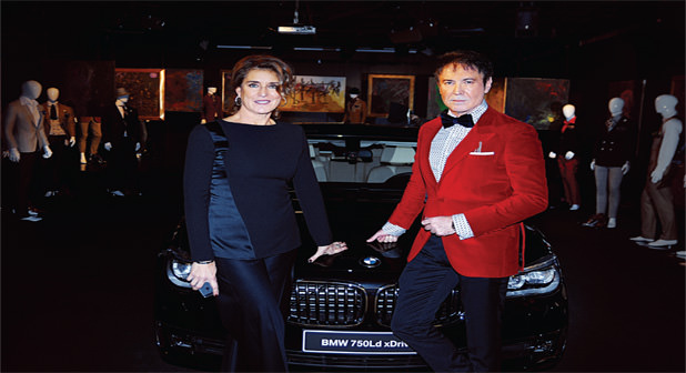 Özel dikimin şifrelerini çözdü, hazır giyime uyguladı