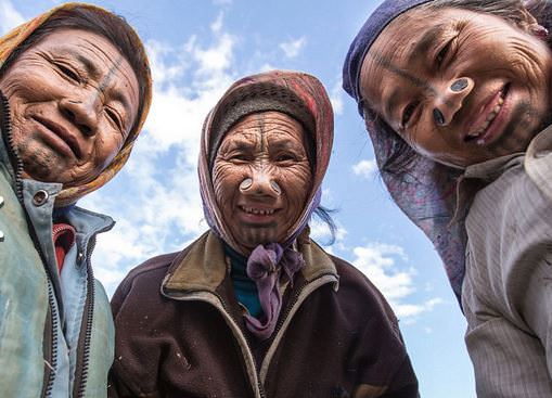 Burunları 4 delikli kadınlar