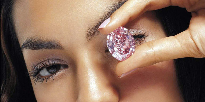 Pembe elmas rekor fiyata satıldı