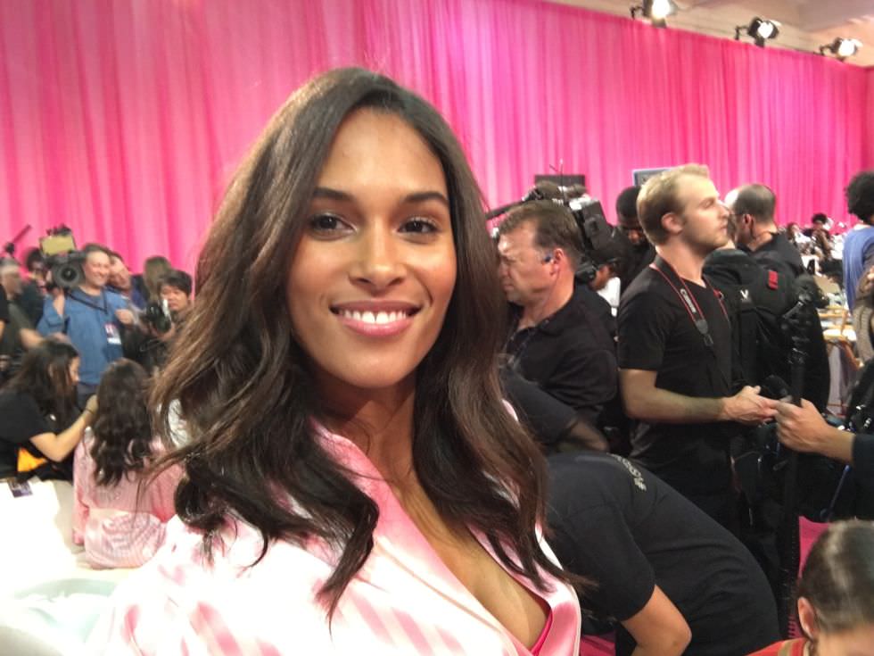 Victoria's Secret meleklerinden defile selfie'leri..
