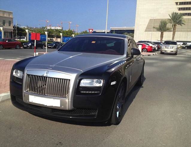 Dubai'de bir üniversitenin otoparkı