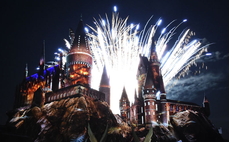 Merakla beklenen Harry Potter parkı açıldı!