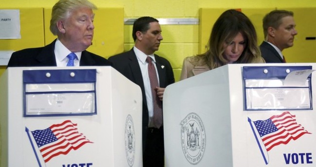 Trump'ın karısına bakışı olay oldu!