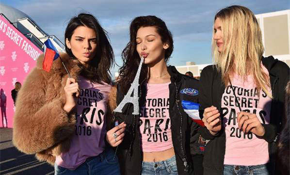 Victoria's Secret melekleri Paris'e uçtu