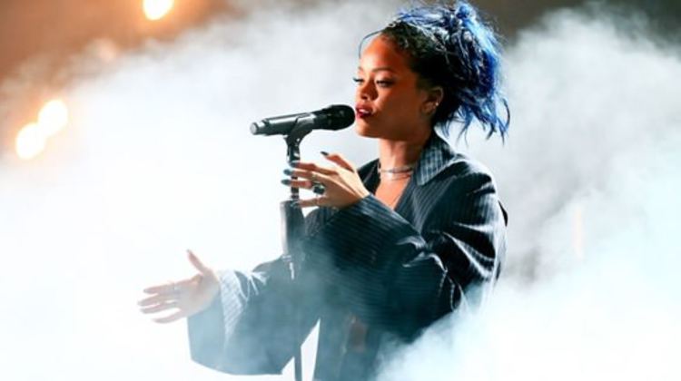 Rihanna, Elvis'in rekorunu kırdı