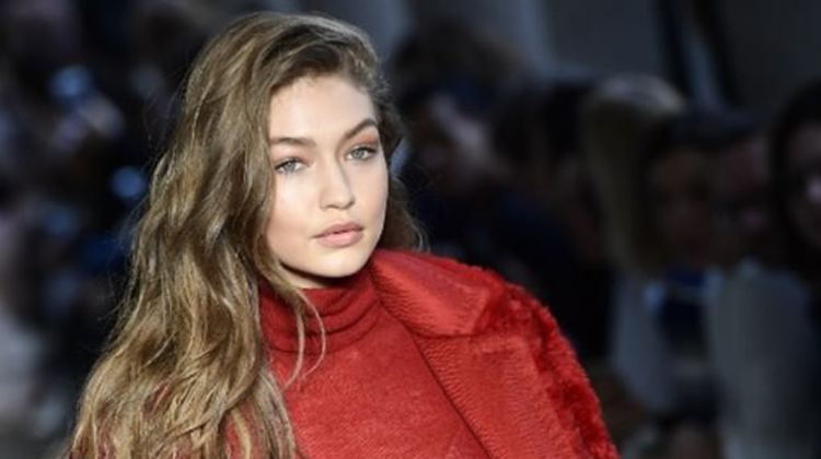 Gigi ve Bella Hadid podyumdan podyuma koşuyor