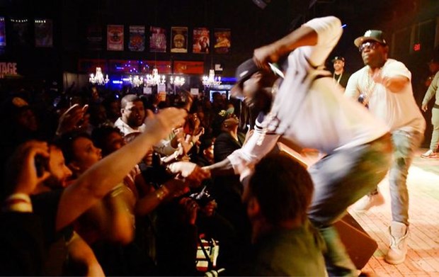 50 Cent hayranını yumrukladı