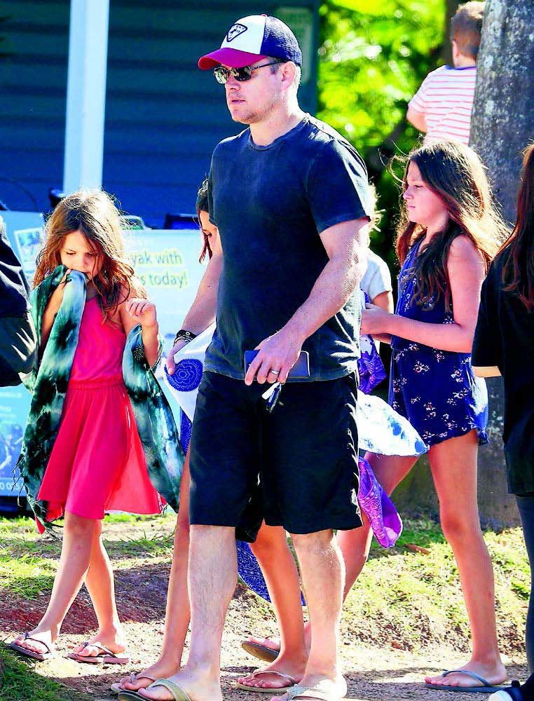 Kızlarıyla tatil yapıyor