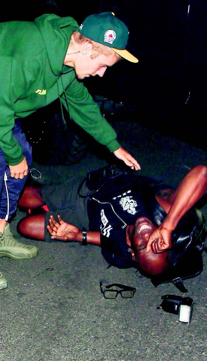 Paparazziye çarptı