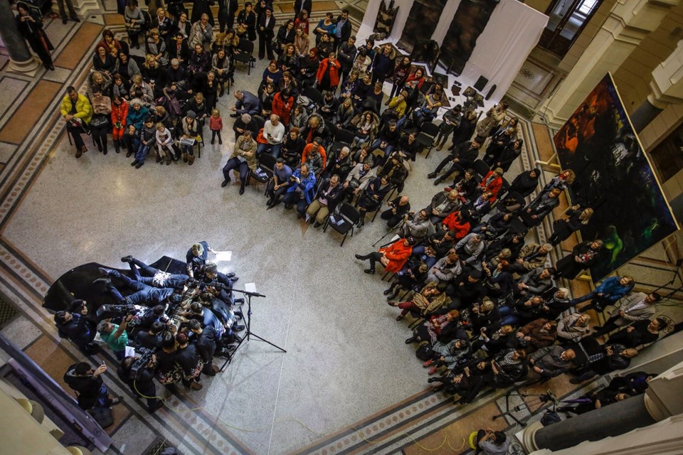 20 kişi aynı piyanoyu çalarak rekor kırdı