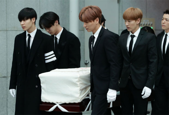 Kim Jonghyun son yolculuğuna uğurlandı